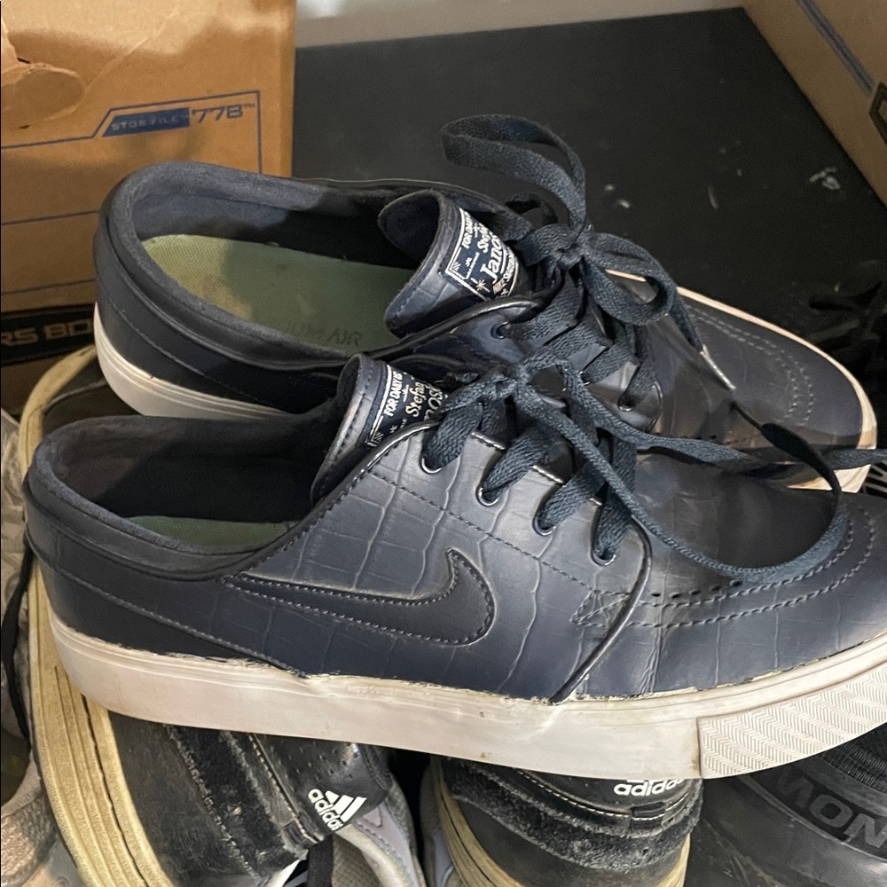 Nike Men’s Navy Croc-Embossed Low-Top Sneakers
